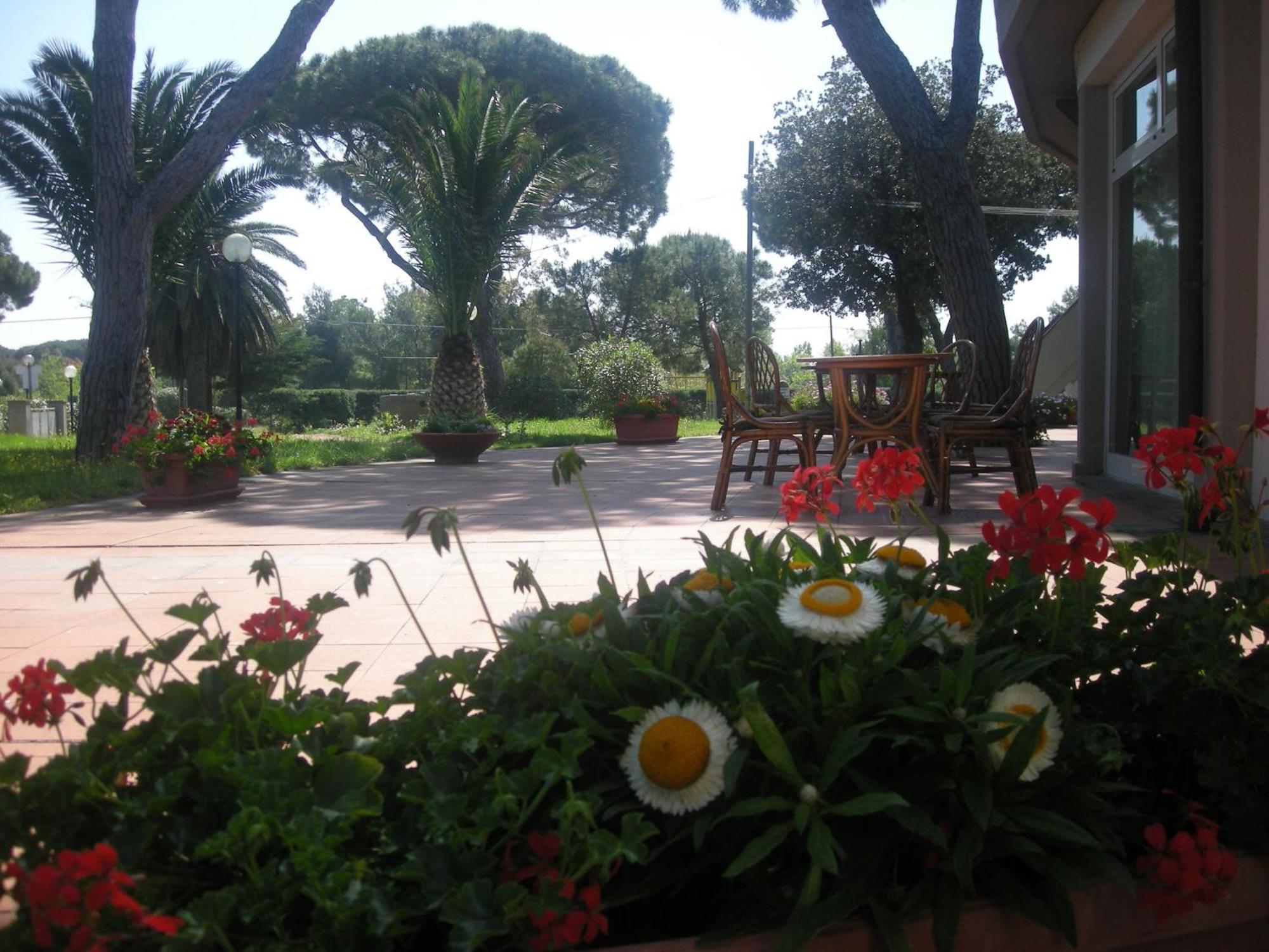 Il Lido Aparthotel Giannella Bagian luar foto