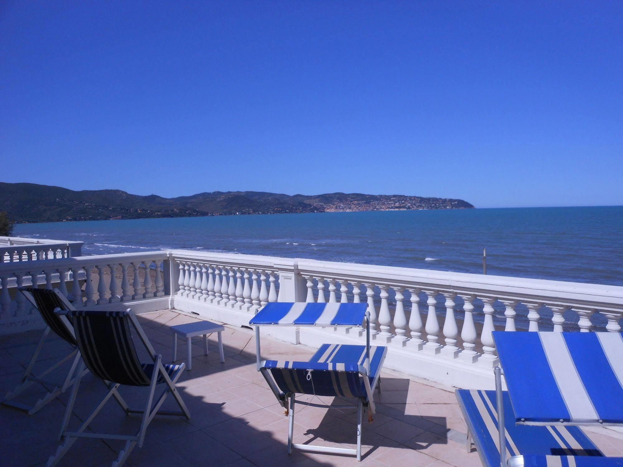 Il Lido Aparthotel Giannella Bagian luar foto